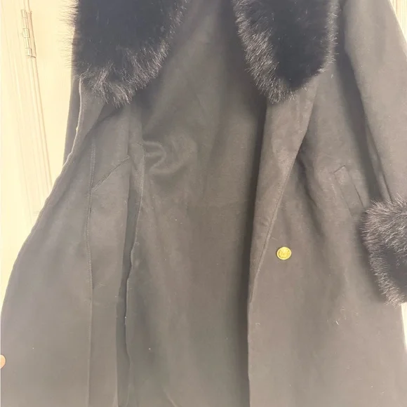 Elegant Black Fur-Trimmed Women's Coat - Picture 3 of 5